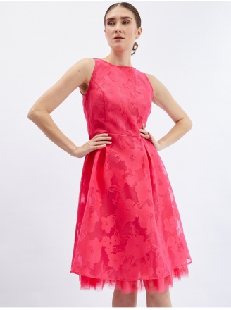 Розова рокля с декоративни детайли