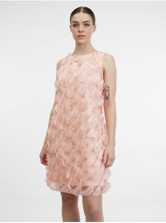 Розова рокля с апликация