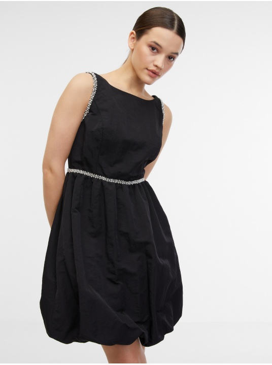 Черна рокля с декорации - изглед 1